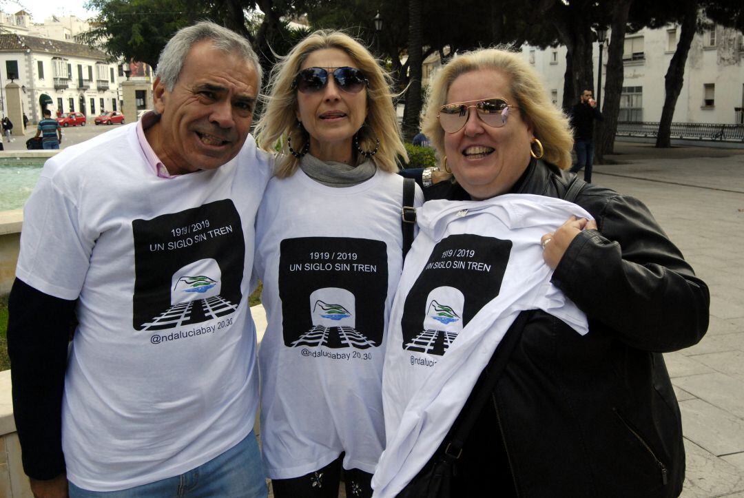 Juan María de la Cuesta, Isabel López, que cada tarde se concentra en la Plaza Alta a las 19:00 horas y la concejal maría José Jiménez Izquierdo, en una reciente concentración en el municipio de San Roque.