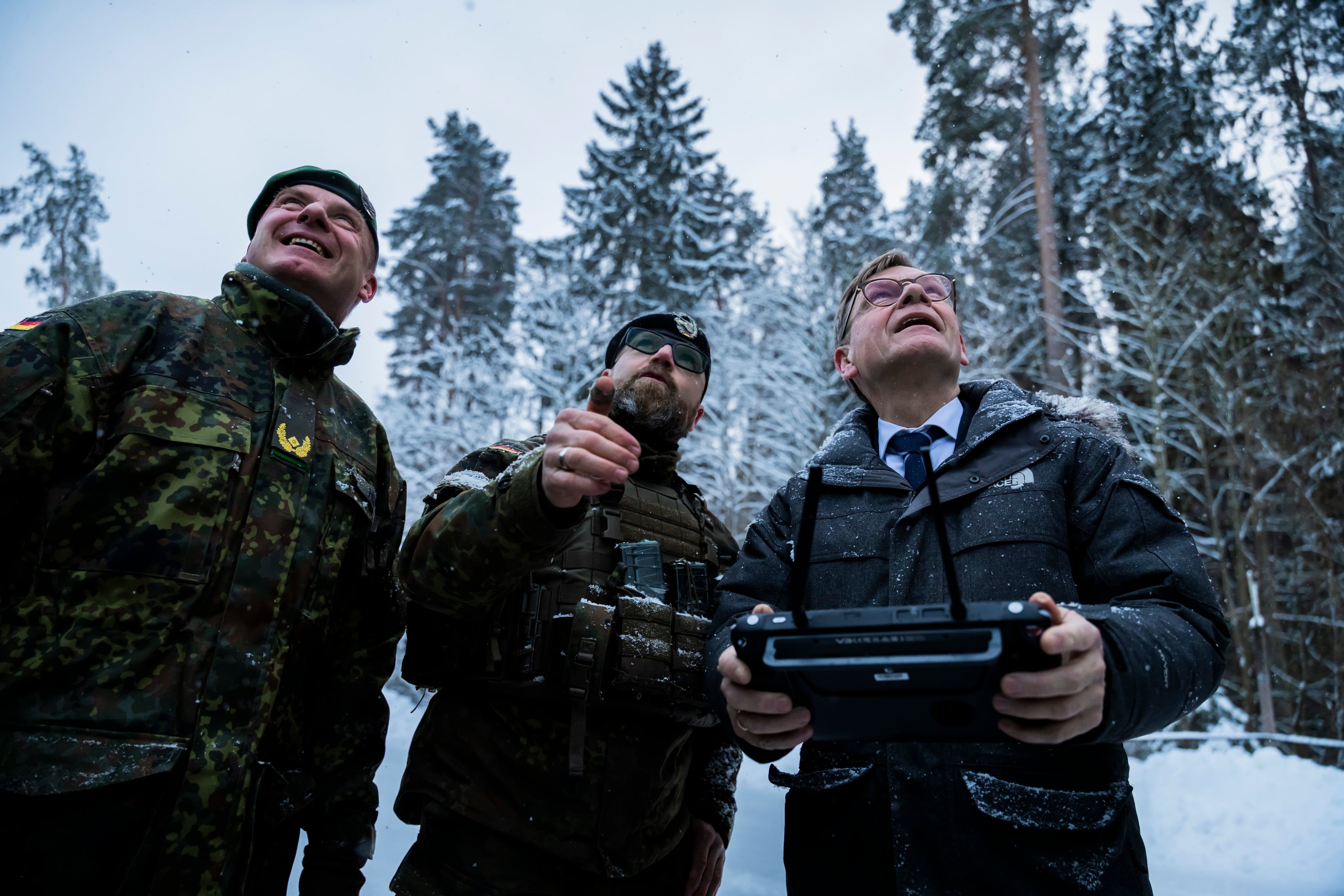 El ministro de Exteriores de Alemania, Johann Wadephul, pilota un dron junto a militares germanos en Lituania en enero