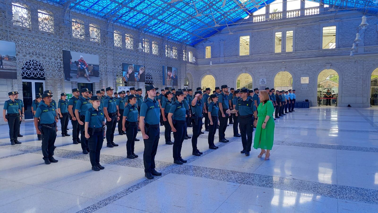 La subdelegada del Gobierno en Alicante, Araceli Poblador, saluda junto a José Hernández Mosquera, coronel jefe de la Guardia Civil de Alicante a los nuevos guardias civiles de la provincia