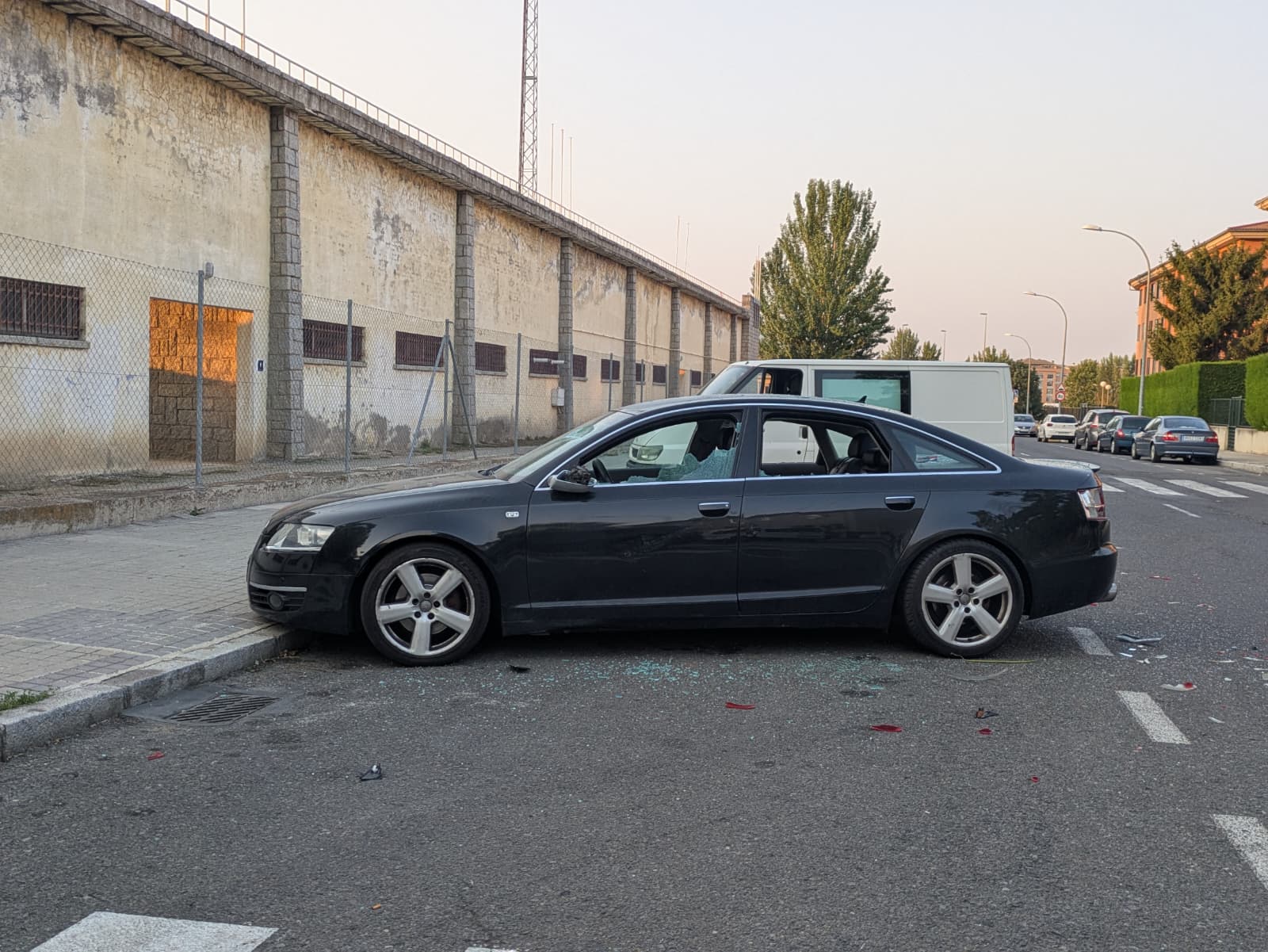 Vehículo dañado en los altercados tras la reyerta./Ser Ávila