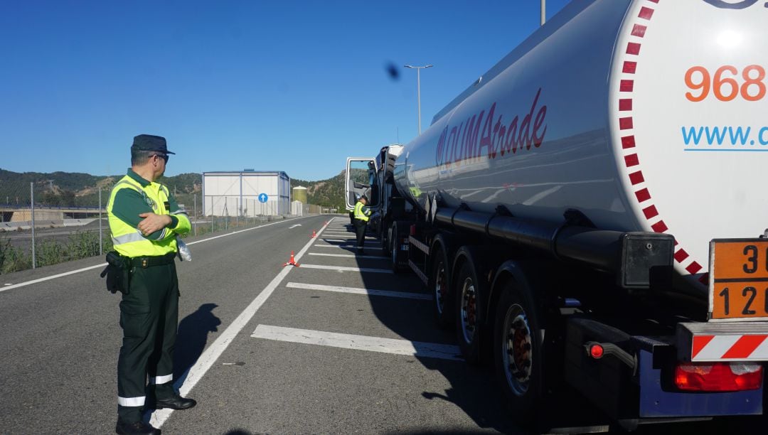 Agentes de la Guardia Civil de Tráfico piden la documentación al conductor de un camión