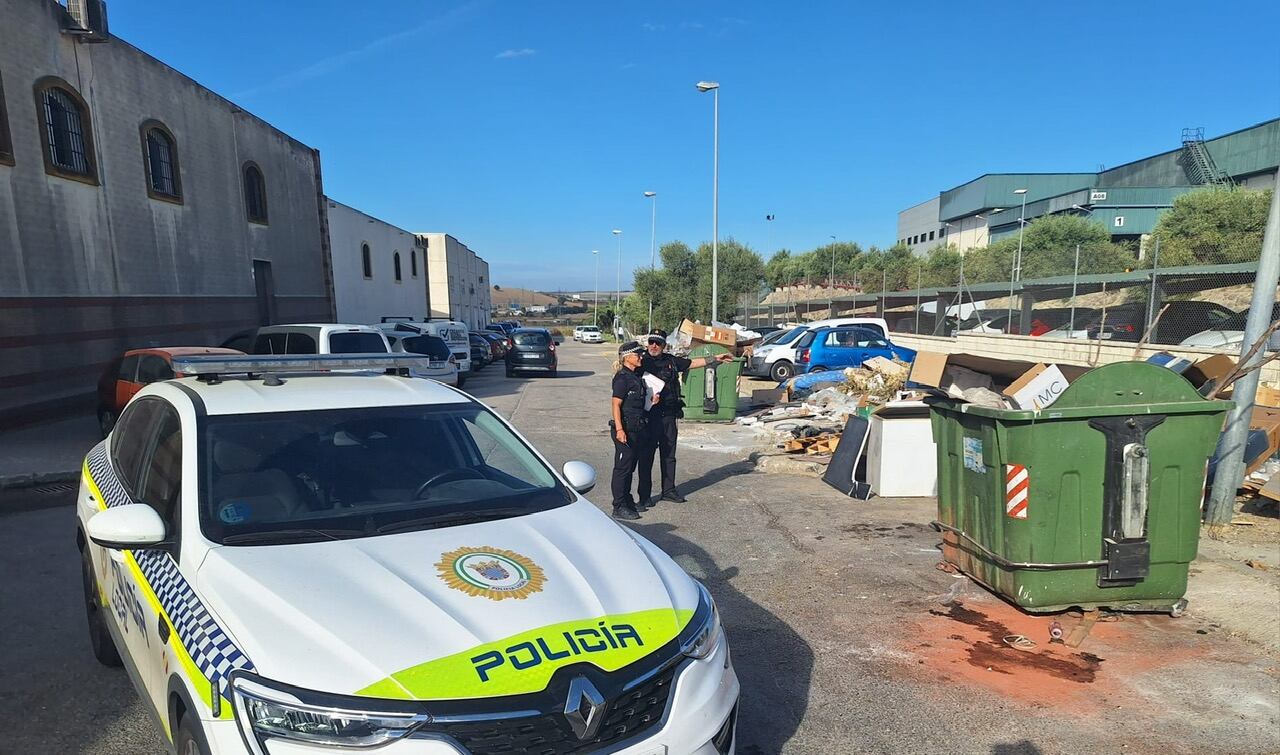 Uno de los controles contra los vertidos ilegales en un polígono industrial de Jerez