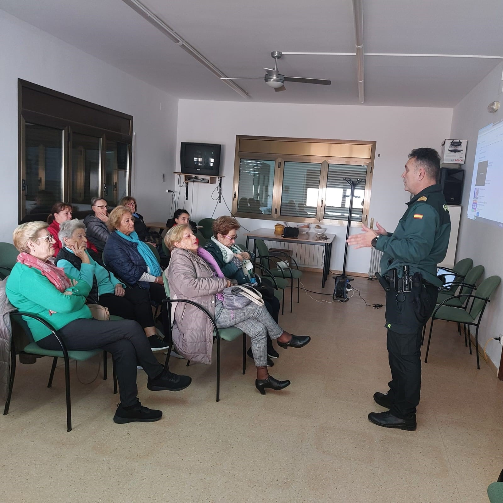 El sargento de la Guardia Civil de Binéfar dirigió una charla en Esplús, sobre el tema &quot;robos y hurtos a las personas mayores”