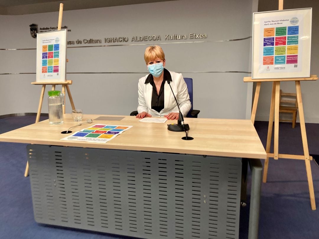 La diputada de Cultura y deporte, Ana del Val, en la presentación que ha tenido lugar en la Casa de Cultura de Ignacio Aldecoa 