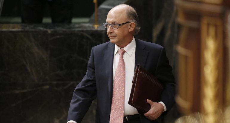 El ministro de Hacienda, Cristóbal Montoro, durante el pleno del Congreso celebrado hoy en la Cámara Baja. EFE/Juan Carlos Hidalgo