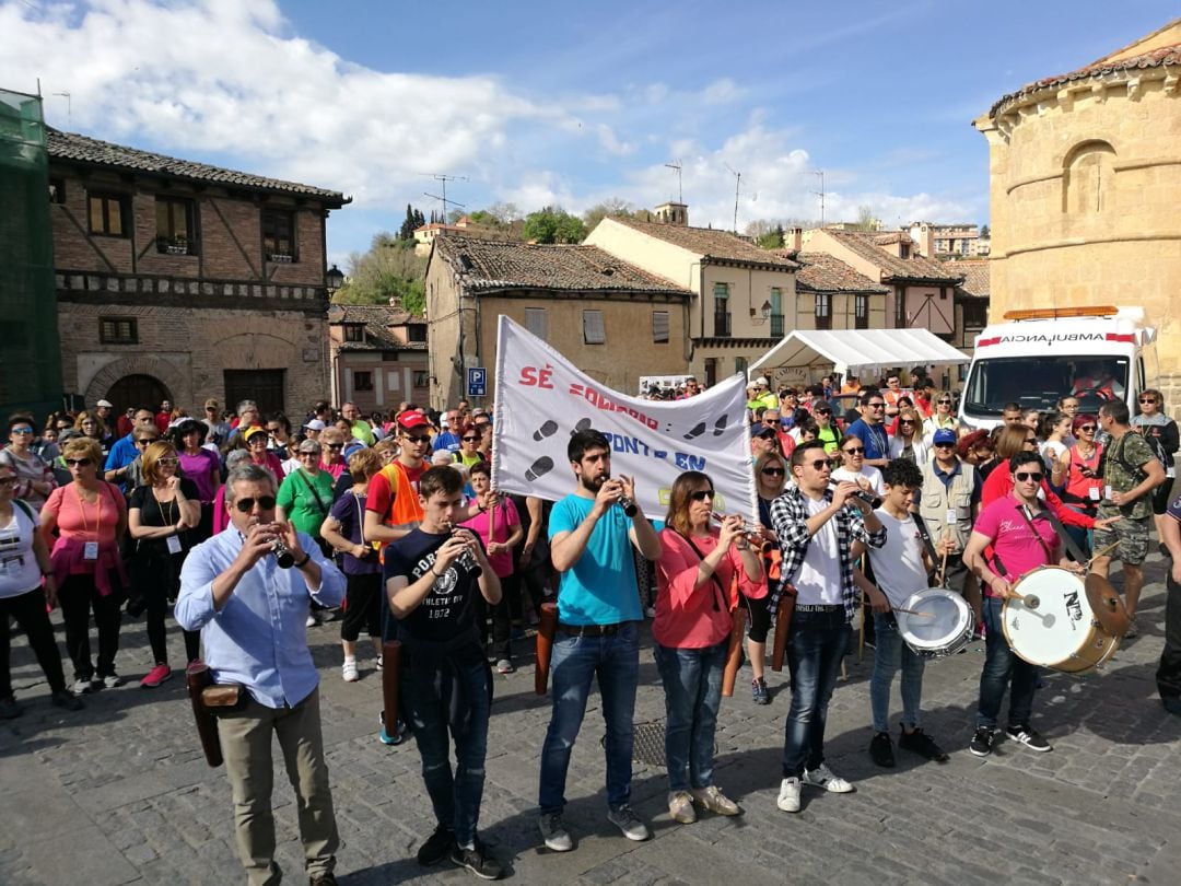 Participantes en la Caminata solidaria este miércoles en San Lorenzo