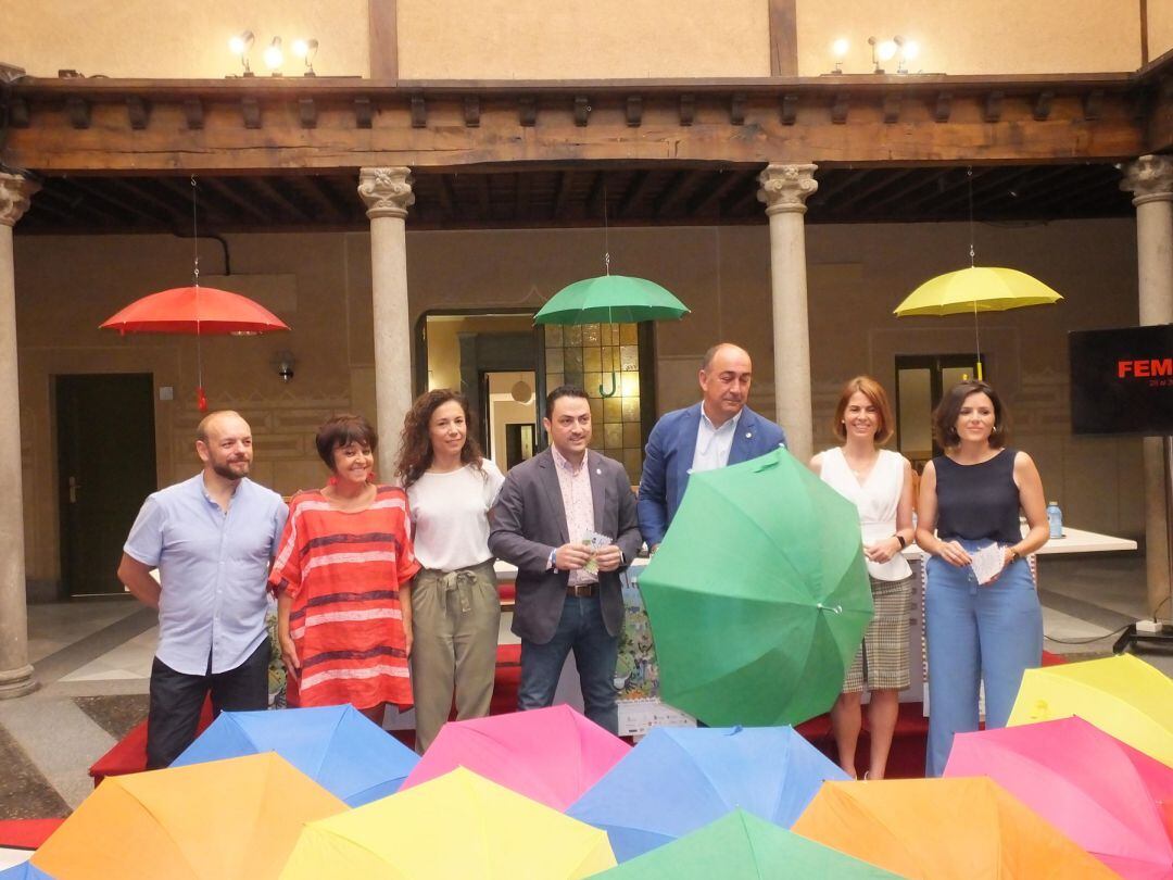 Instituciones participantes en FEMUKA y organizadores, durante la presentación del festival en el patio de columnas de la Diputación de Segovia