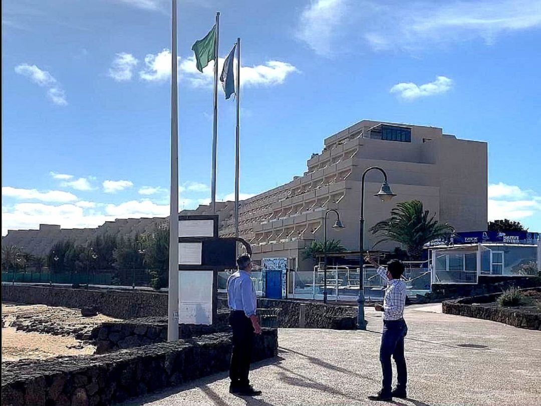 Marcos Bergaz y Jaime Guerra, concejales del PSOE en Teguise, en la playa del Jablillo.