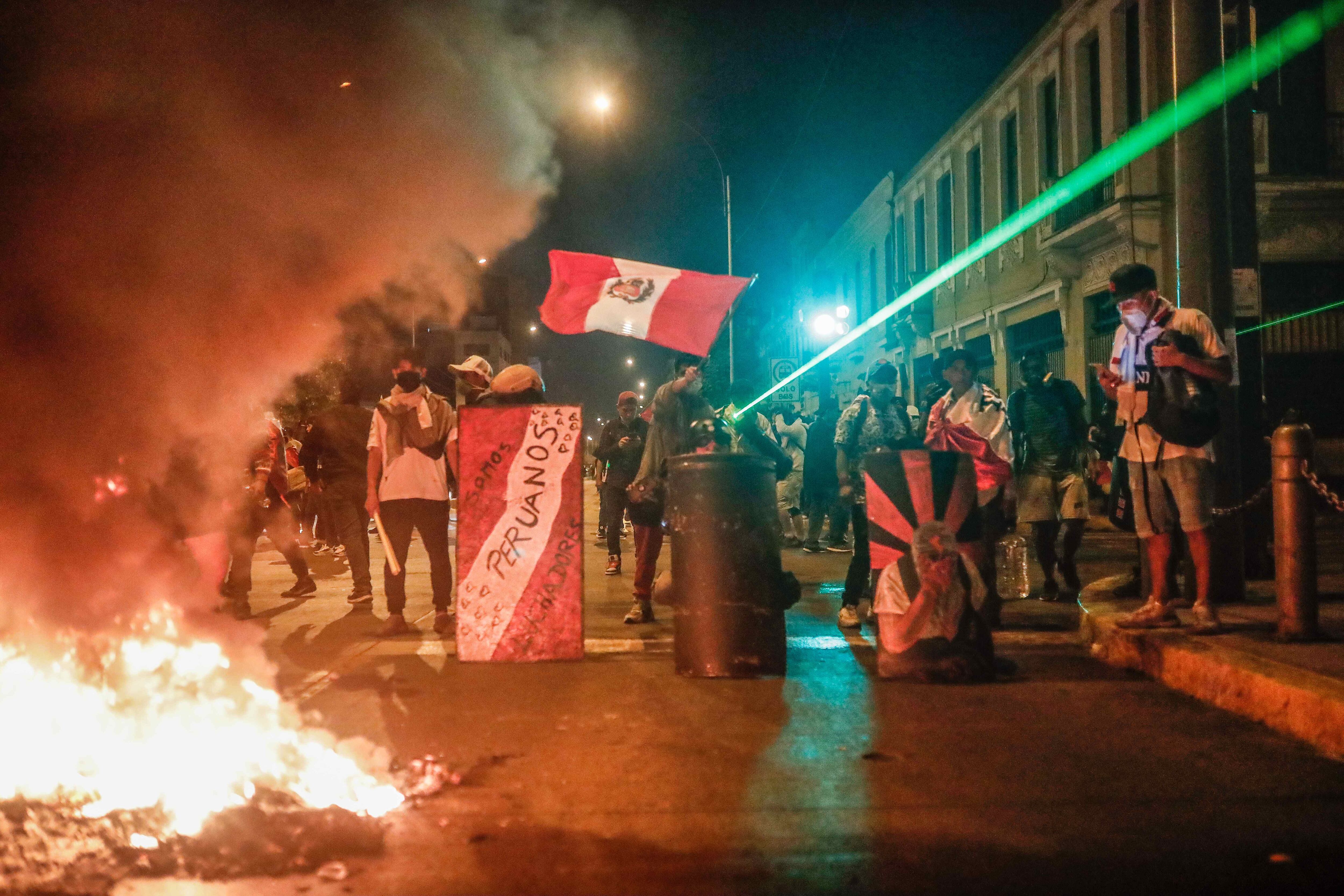 Cientos de manifestantes son vistos en una calle del centro de Lima (Perú).  EFE/ Aldair Mejía