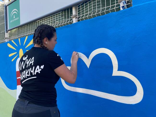 Anya Garlick pintando el muro.