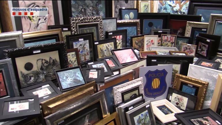 Alguns dels quadres falsificats de Tharrats intervinguts pels Mossos