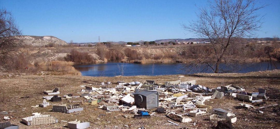 Vertidos ilegales en los humedales del Parque Regional del Sureste