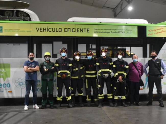 Bomberos,técnicos de taller, mecánicos e inspectores de Aucorsa participando en la jornada formativa en Córdoba