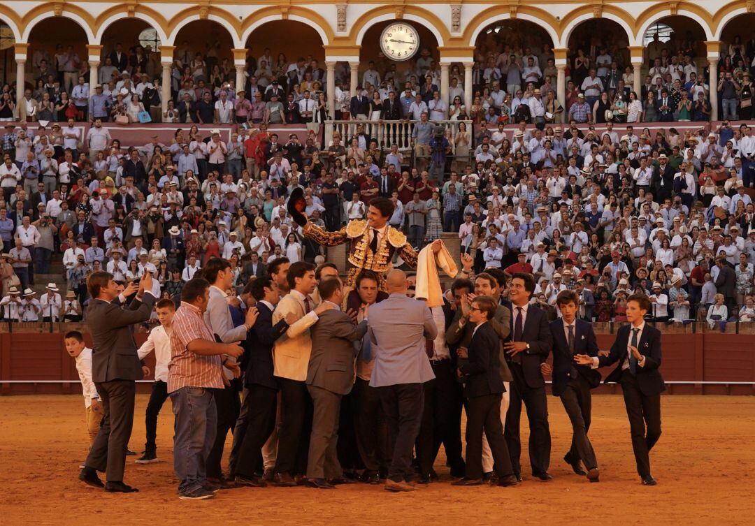 Pablo Aguado, durante su salida a hombros de La Maestranza el pasado Viernes de Farolillos