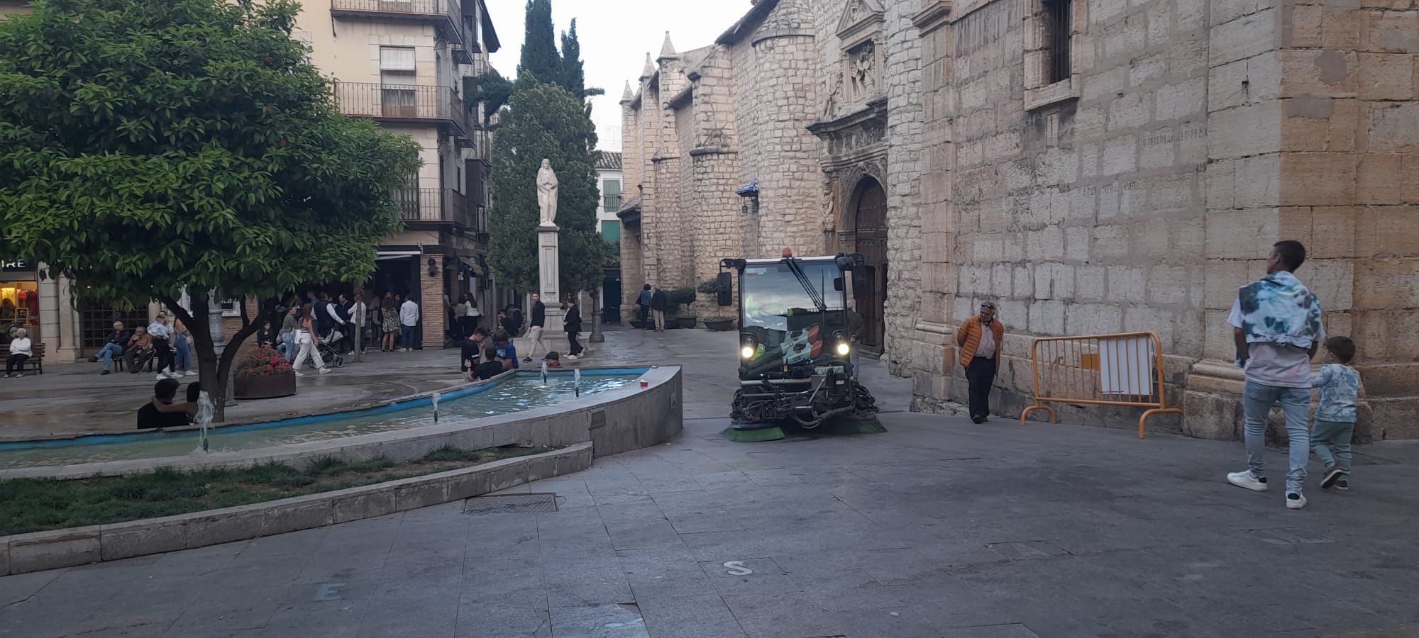 Una máquina barredora limpia la plaza de San Ildefonso.