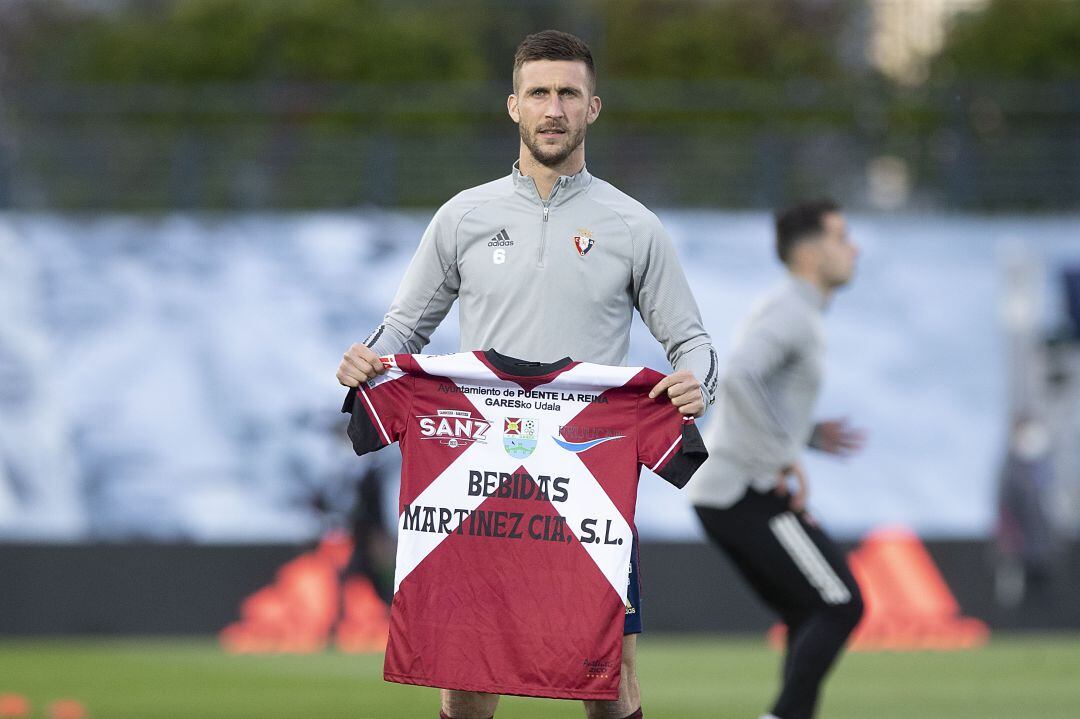 Oier y Osasuna homenajeando en Valdebebas a Santxo Lamberto jugador de 30 años del Garés fallecido esta semana mientras entrenaba 