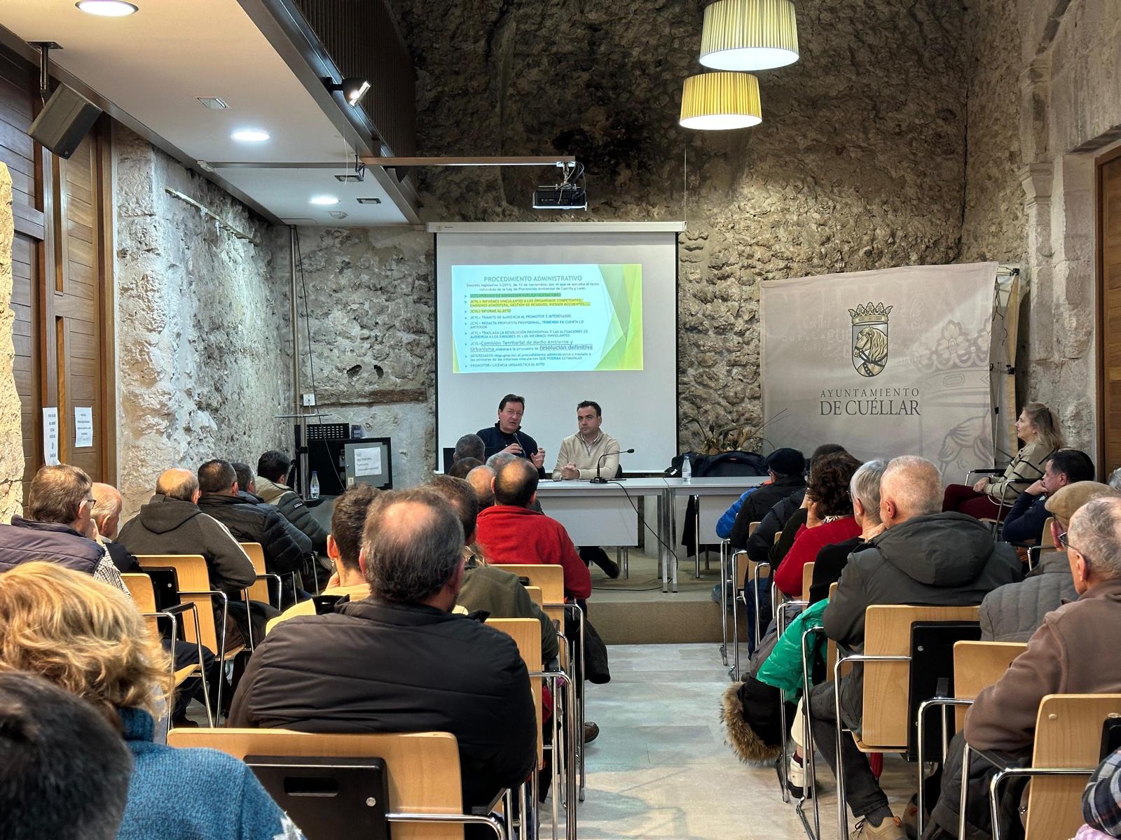 El alcalde de Cuéllar, Carlos Fraile, y el concejal de Medio Ambiente, Tomás Marcos, explican los proyectos de plantas de biogás que pretenden implantarse en la localidad