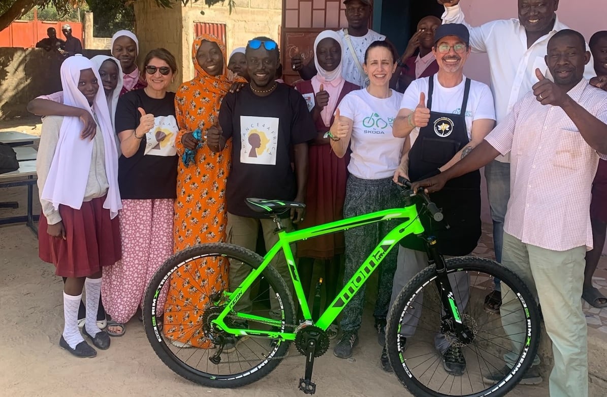 La Fundación Alberto Contador llevó 20 bicicletas para que las usaran estudiantes gambianos