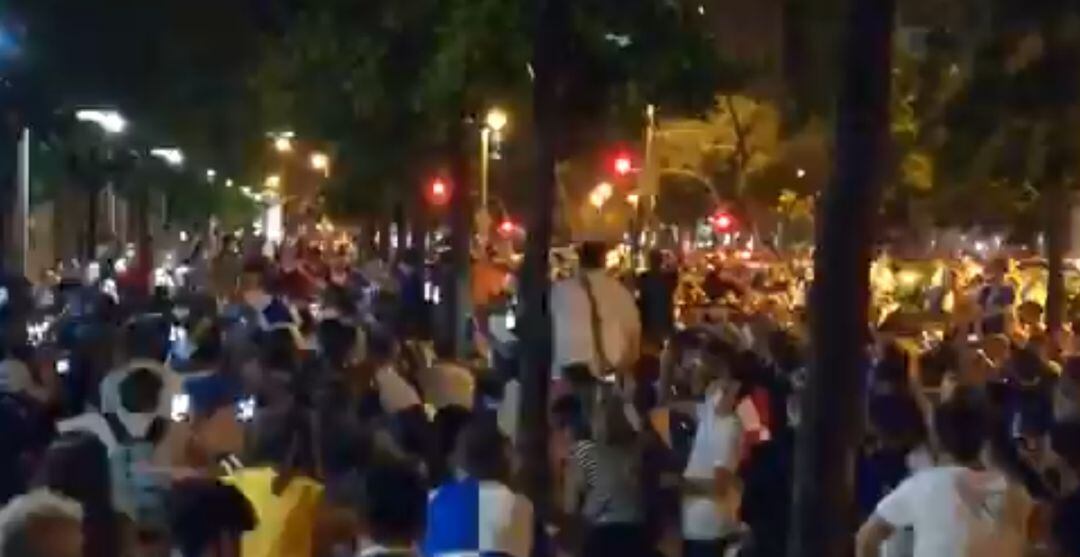 Aficionados del Sabadell se echaron a la calle a celebrar el ascenso de su equipo