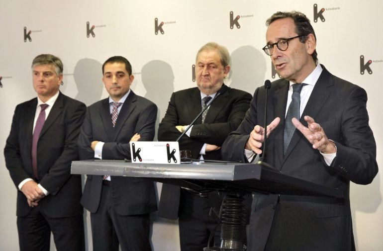 GRA080. BILBAO, 28/11/2014.- El nuevo presidente de Kutxabank, Gregorio Villalabeitia (d), junto a los presidentes de las cajas vascas, Xabier Iturbe (i), de Kutxa, Xabier Sagredo (2i), de BBK, y Fernando Aranguíz (3i), de Vital, durante la rueda de prensa ofrecida tras el relevo realizado en la presidencia de este banco. EFE/Alfredo Aldai