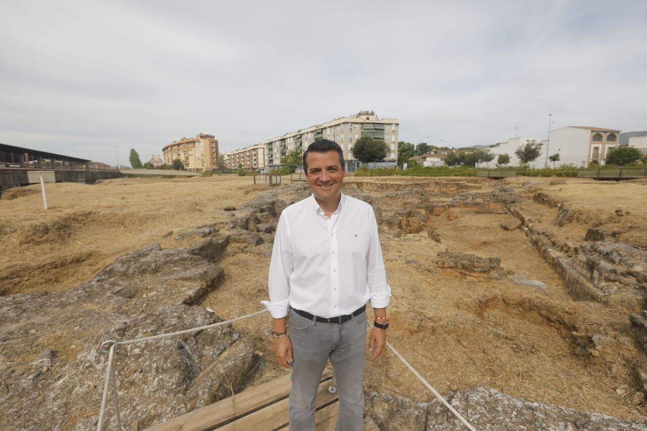 Jose María Bellido en el yacimiento de  Cercadilla (prensa Ayuntamiento)