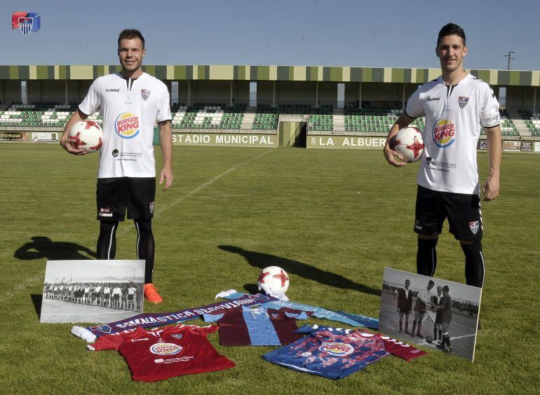 Charly y Adrián posando con la segunda equipación de la Segoviana