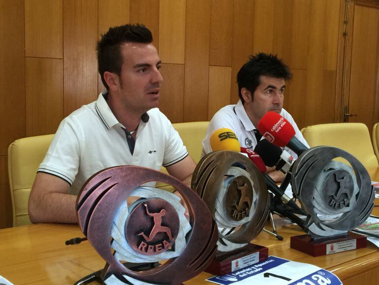 El edil de Deportes, Fernando Gómez, y el Pte. del C. A. Elda, Joaquín Alcaina (D)