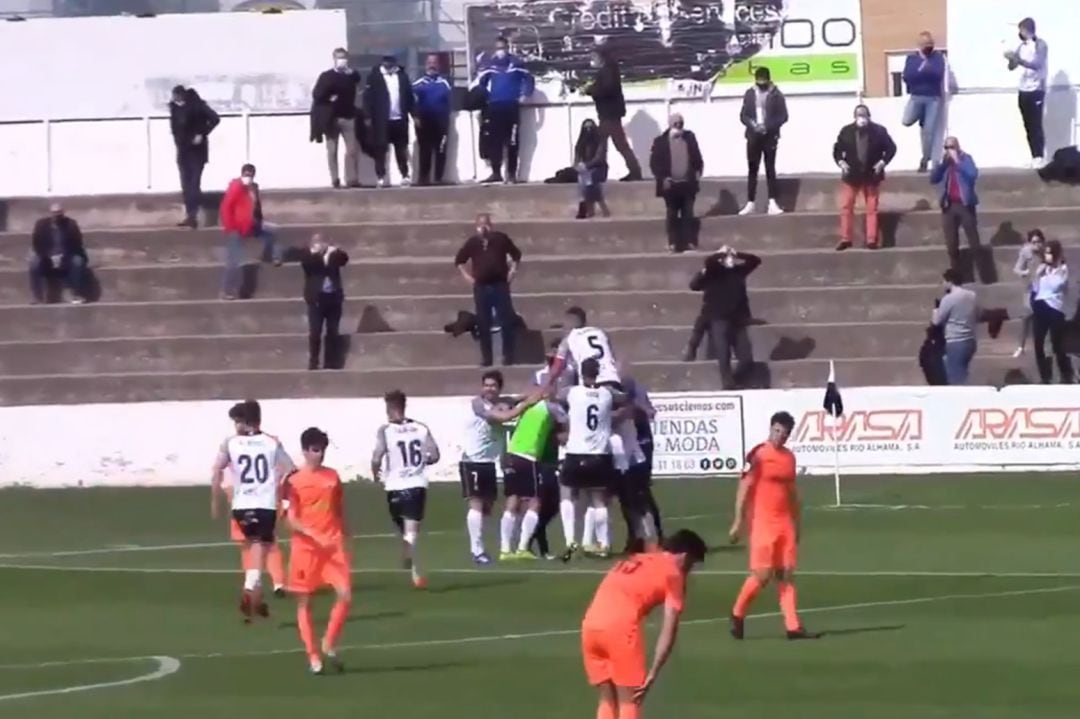 El Ciudad de Tudela celebra el gol de la victoria en los últimos instantes en el derbi ante el Izarra 