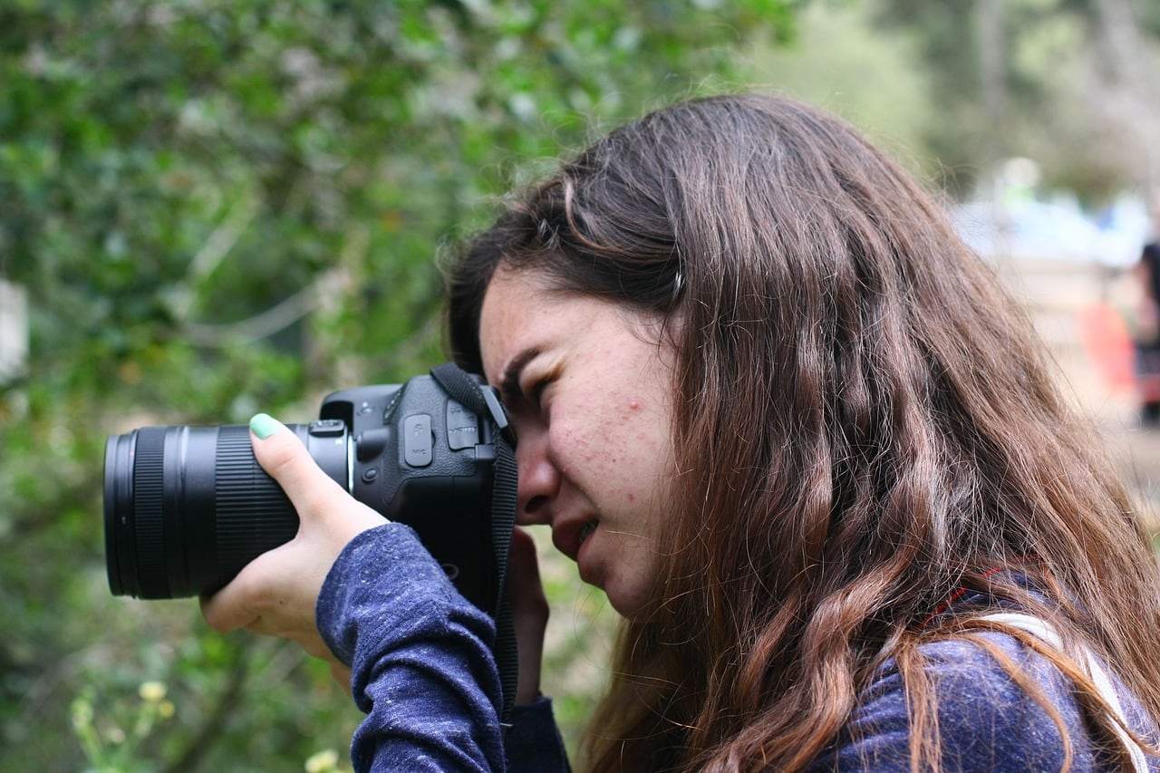 Niña realizando una fotografía