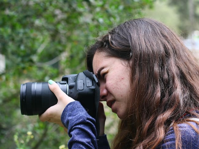 Niña realizando una fotografía