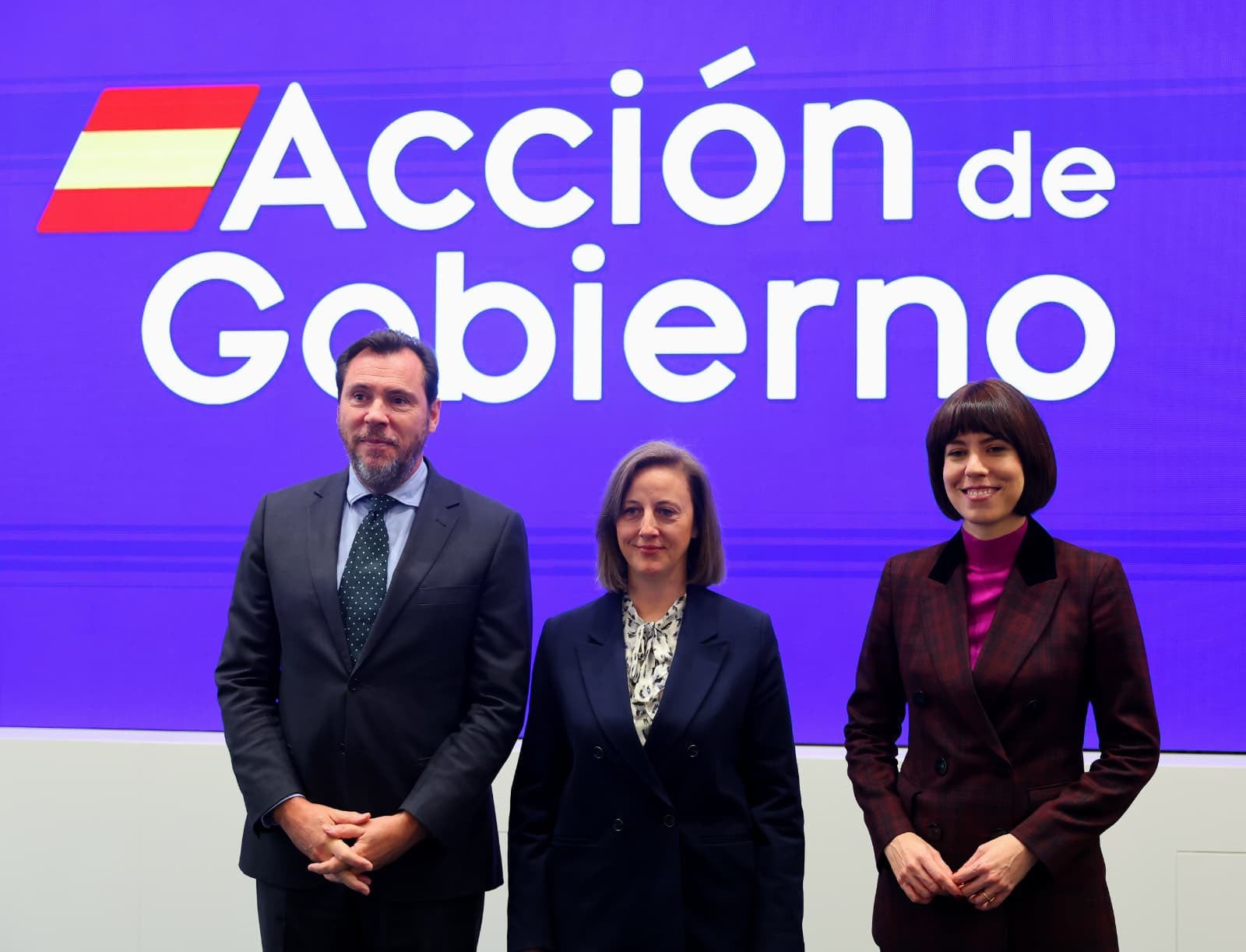 Laura Barbas (en el centro) junto al ministro de Transportes y la ministra de Igualdad