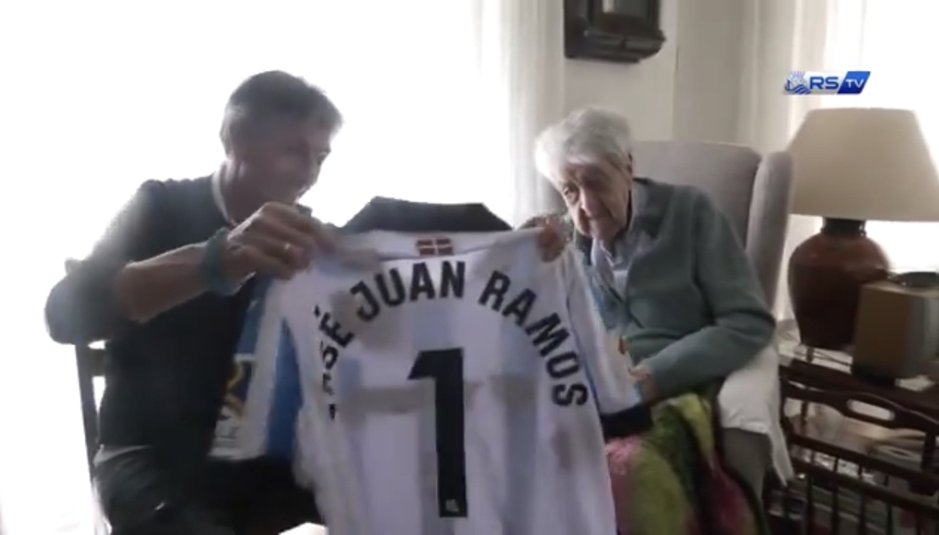 Imanol entrega una camiseta de la Real a un emocionado José Juán.