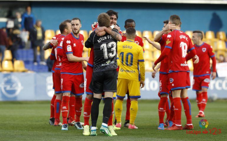 Aitor y Escassi celebran la victoria junto a sus compañeros al término del partido.