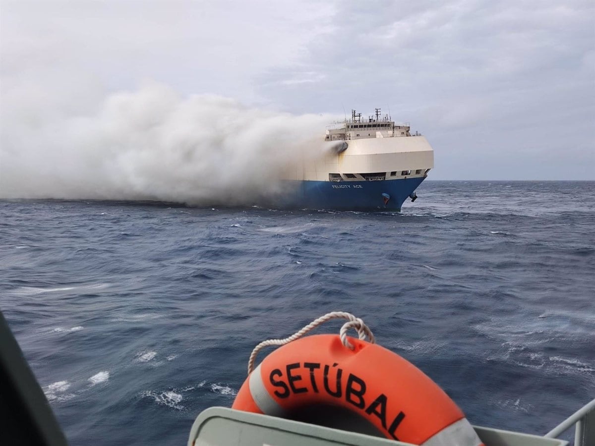 Un buque con más de 4.000 vehículos de lujo arde a la deriva frente a las costas de islas Azores.