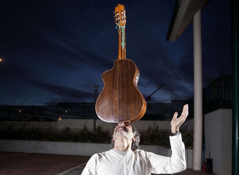 Rafa Sánchez haciendo equilibrios con su guitarra.