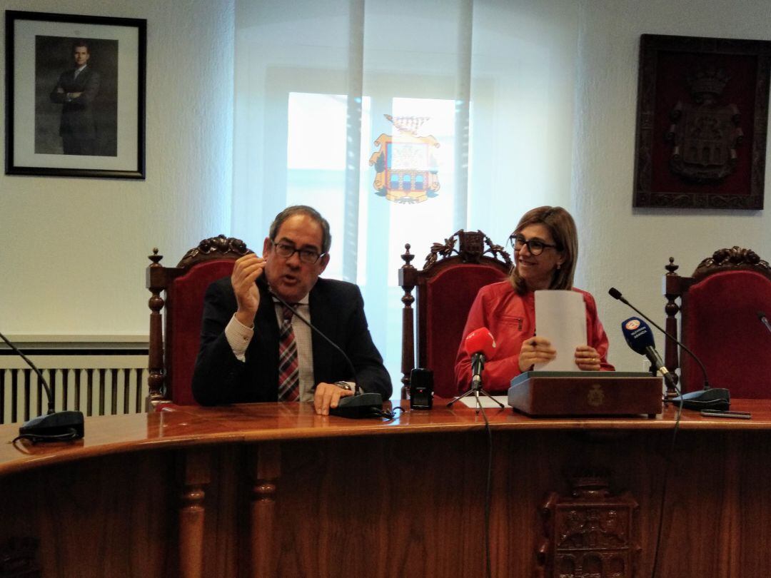 Baudilio Fernández-Mardomingo, delegado territorial de la Junta en Burgos junto a la alcaldesa de Aranda, Raquel González, tras la reunión con los representantes de la Junta Agropecuaria Local