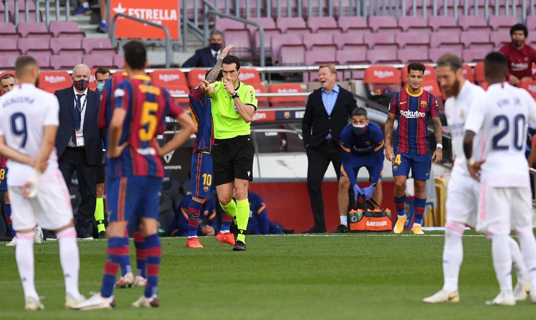 Martínez Munuera señala penalti a favor del Real Madrid tras chequear la pantalla el pasado mes de octubre en el Clásico