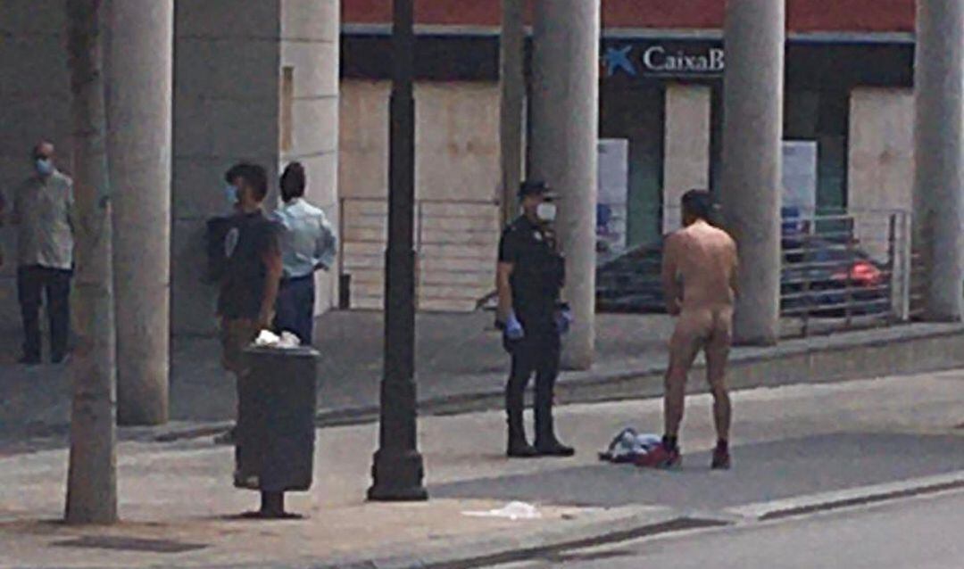 Un hombre se desnuda frente a la delegación de Hacienda en Castelló