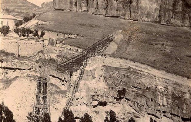 Construcción del actual puente de San Pablo en 1902.