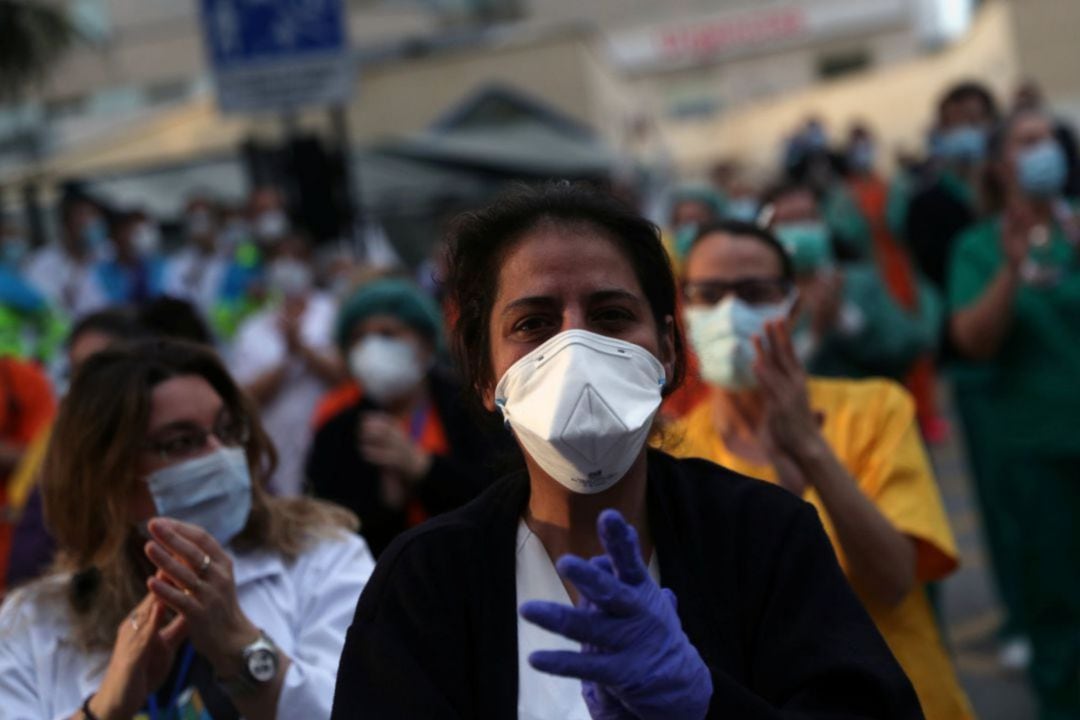 Profesionales sanitarios aplaudiendo durante la crisis