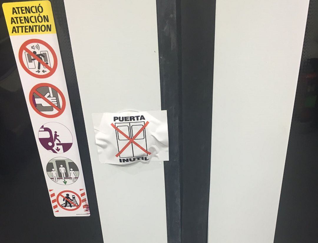 Imagen de una puerta averiada en un tren de cercanías