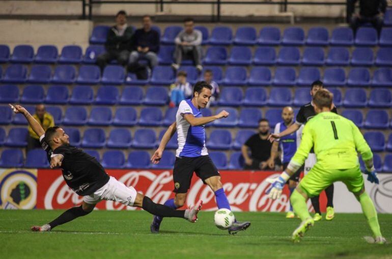 David Mainz con la camiseta del Hércules CF y ante el CD Ebro