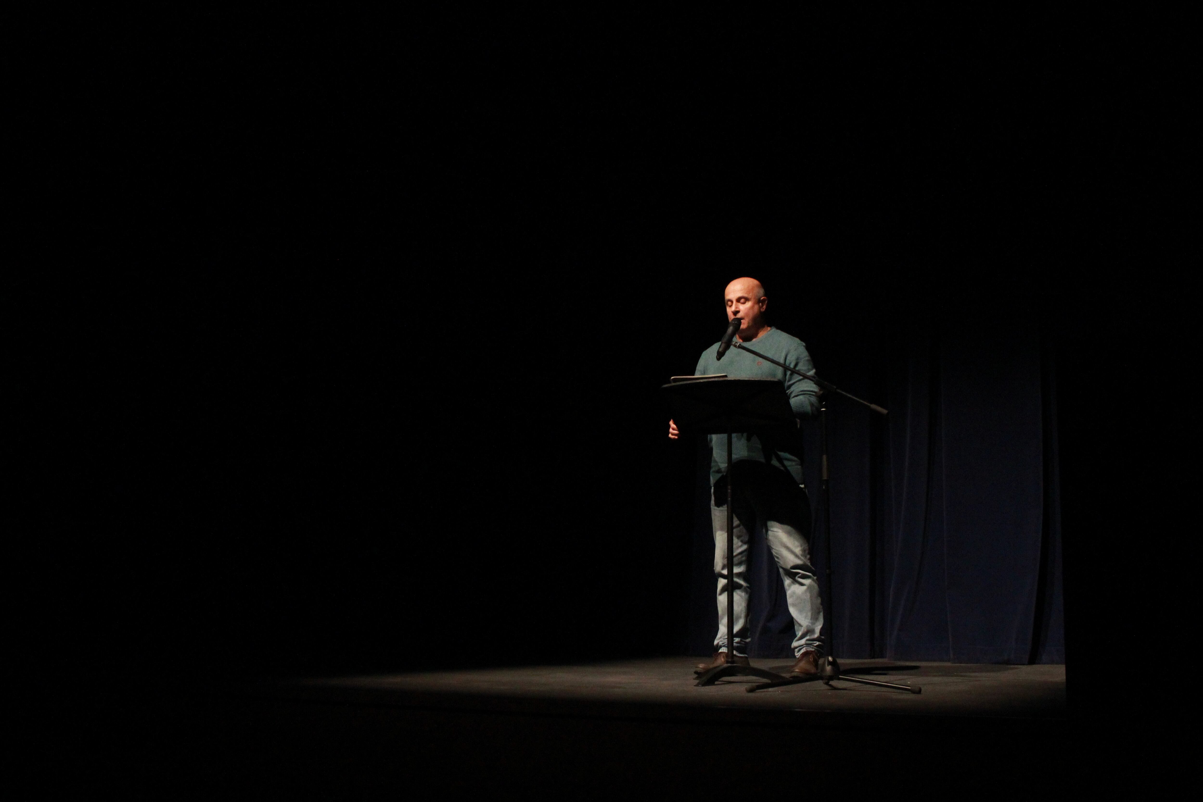El professor Carles Castillo durant la lectura del manifest del 9 d&#039;Octubre.