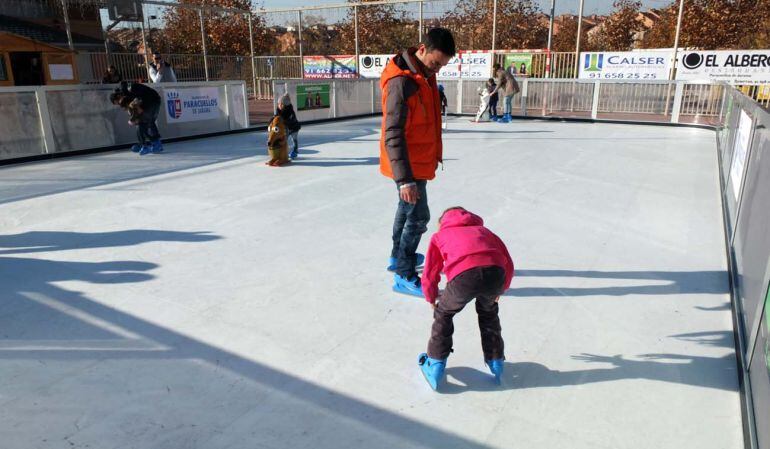 Gracias a su material sintético, los costes de mantenimiento de esta pista de hielo ecológico son  mínimos