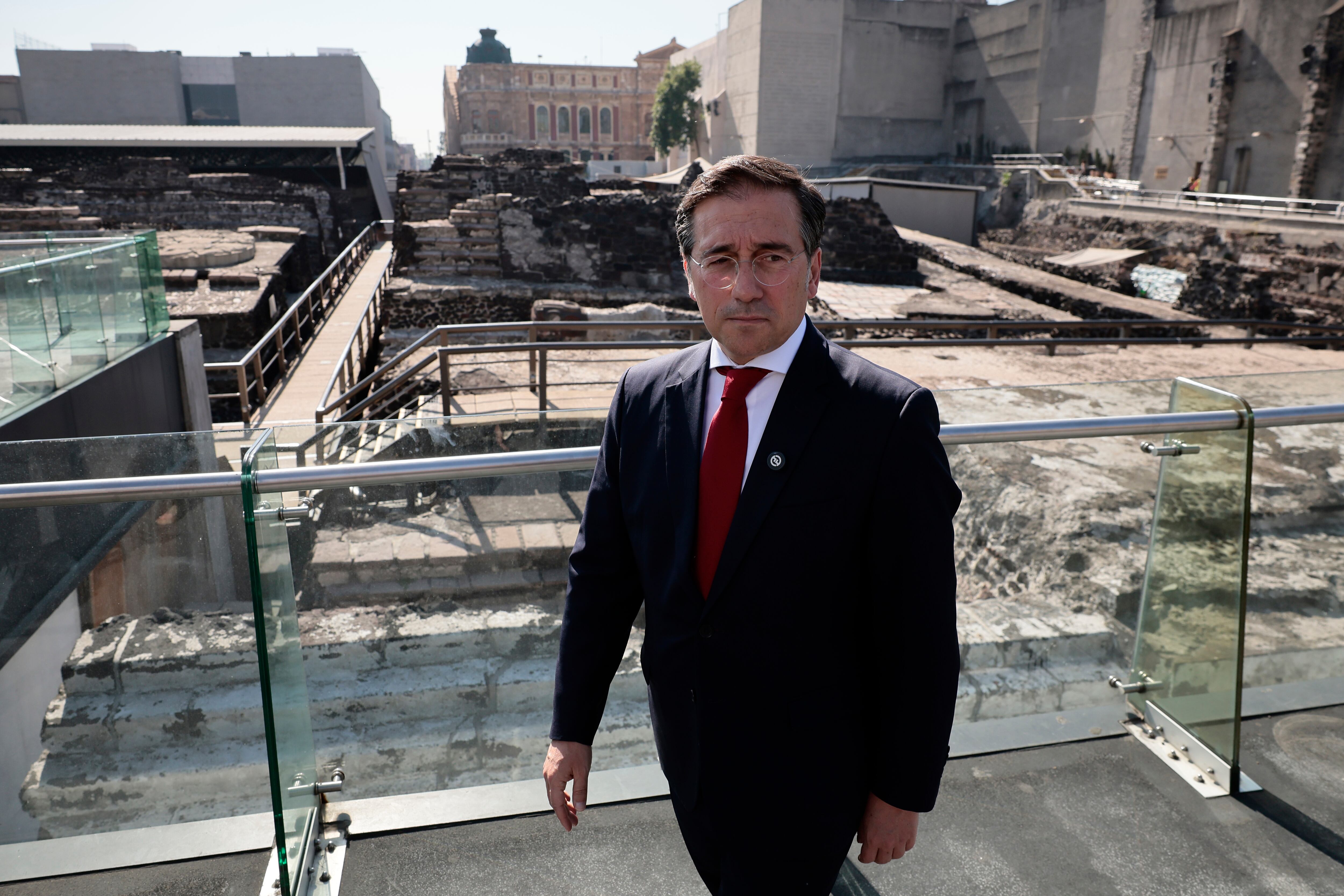 El ministro de Asuntos Exteriores de España, José Manuel Albares, camina este miércoles por la zona arqueológica de Ciudad de México (México)