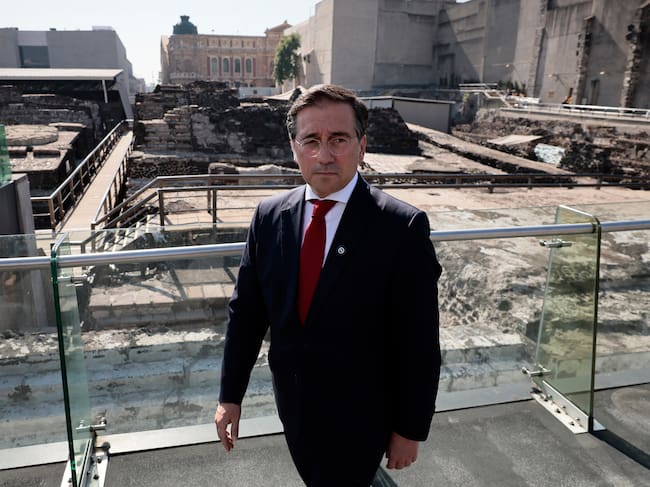 El ministro de Asuntos Exteriores de España, José Manuel Albares, camina este miércoles por la zona arqueológica de Ciudad de México (México)