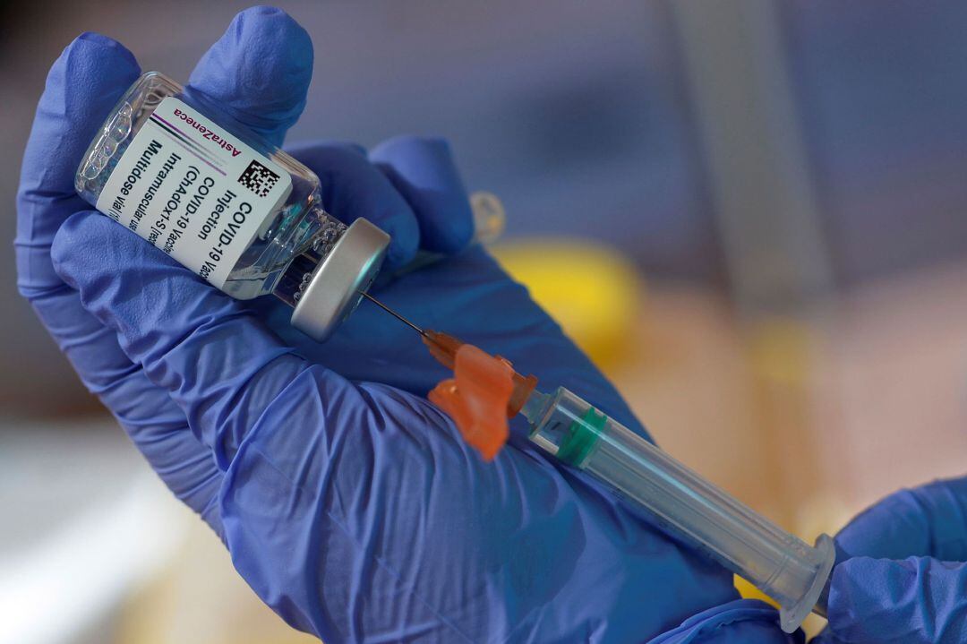 Una sanitaria prepara una dosis de la vacuna de Astrazeneca