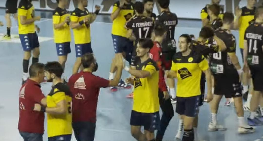 Los integrantes de Tubos Aranda y Ademar Abanca se saludan al final del encuentro en el Palacio de Deportes de León.