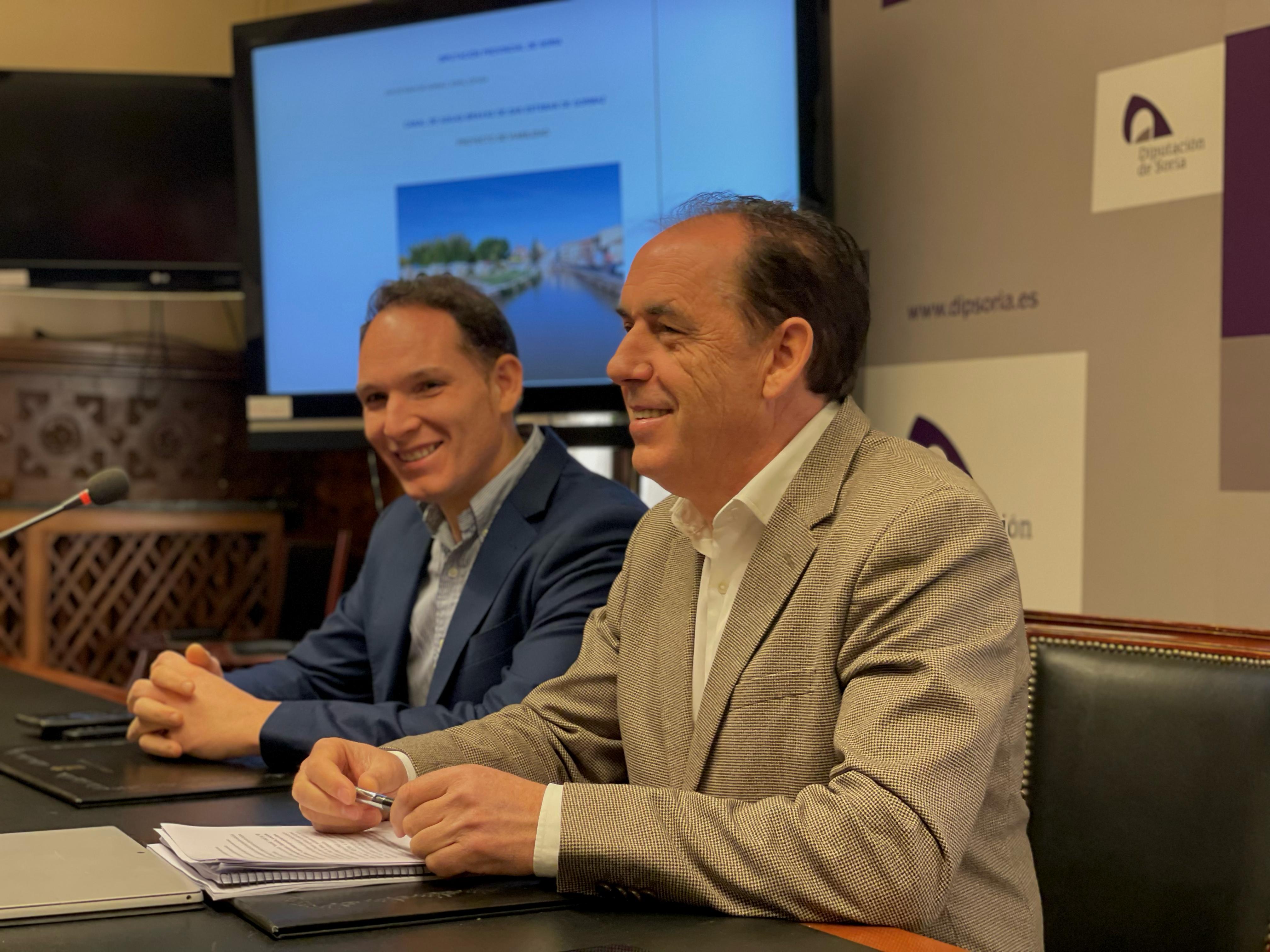 Benito Serrano (d), presidente de la Diputación, y Daniel García (i), alcalde de San Esteban, en rueda de prensa.