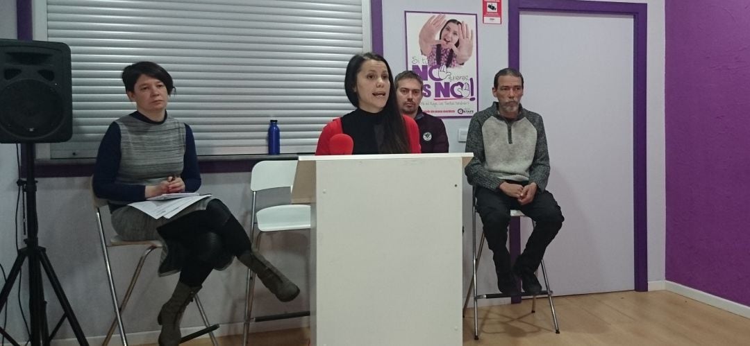 Alba Leo compareciendo en la sede de Podemos